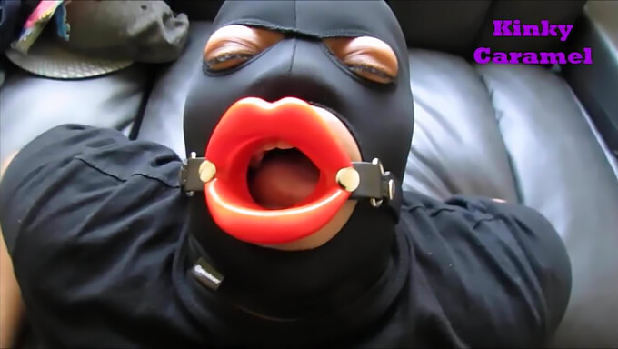 Kecantikan Kulit Hitam Dengan Tenggorokan Dalam Memberikan Preview Oral Bdsm