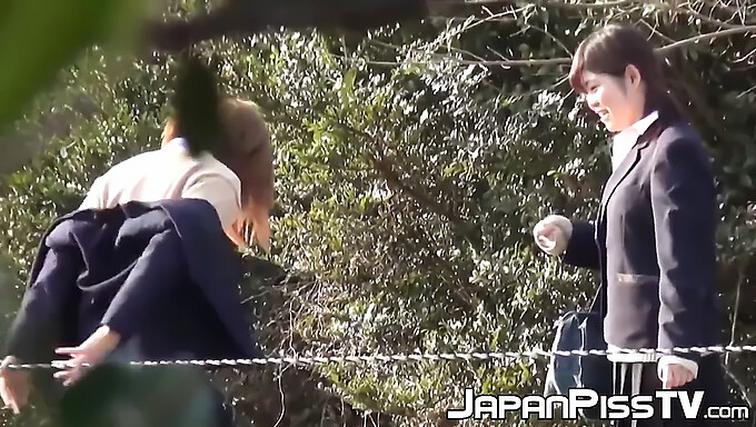 Kinky Školačky Z Japonska Se Zlobí A Močí Venku